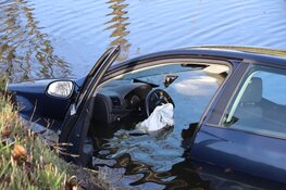 Auto rijdt tegen boom en belandt in sloot