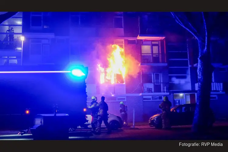Uitslaande brand in flat Den Helder, meerdere appartementen ontruimd