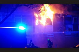 Uitslaande brand in flat Den Helder, meerdere appartementen ontruimd