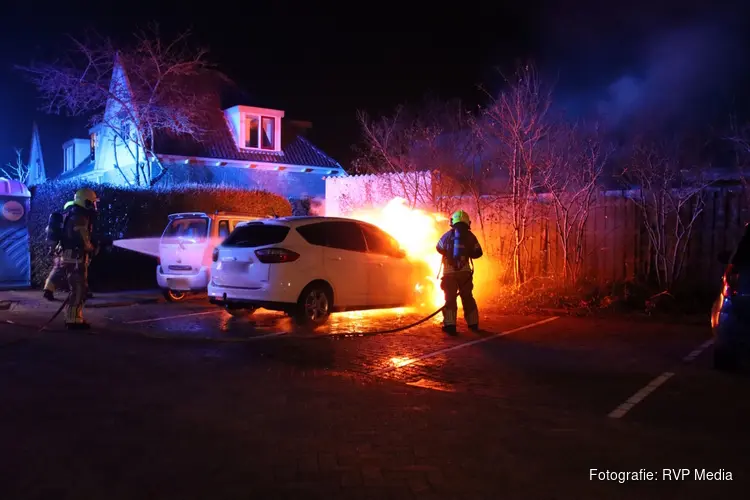 Auto in lichterlaaie op parkeerplaats in Den Helder