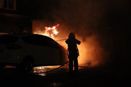 Auto in lichterlaaie op parkeerplaats in Den Helder