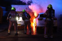 Auto in lichterlaaie op parkeerplaats in Den Helder