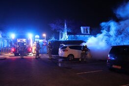 Auto in lichterlaaie op parkeerplaats in Den Helder
