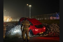 Auto schiet door hek van marinekazerne