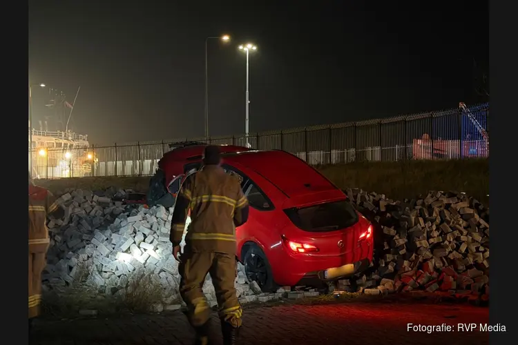 Auto schiet door hek van marinekazerne