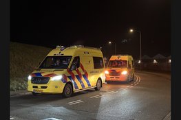 Auto schiet door hek van marinekazerne