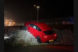 Auto schiet door hek van marinekazerne