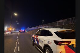 Auto schiet door hek van marinekazerne