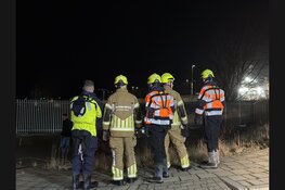 Auto schiet door hek van marinekazerne