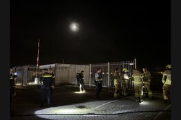 Auto schiet door hek van marinekazerne