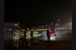 Auto schiet door hek van marinekazerne