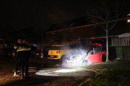 Auto in lichterlaaie in Den Helder