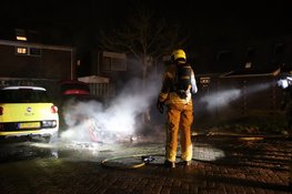 Auto in lichterlaaie in Den Helder