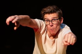 Cabaretier Remy Evers flipt de burenruzie om tot cabaretkunst