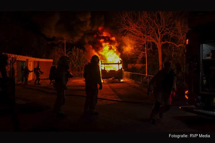 Caravan volledig in lichterlaaie in Den Helder