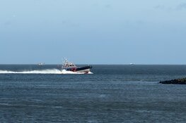 Hulpdiensten uitgerukt nadat twee personen overboord zijn geslagen