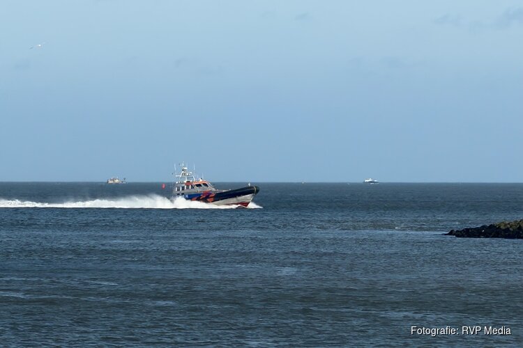 Hulpdiensten uitgerukt nadat twee personen overboord zijn geslagen