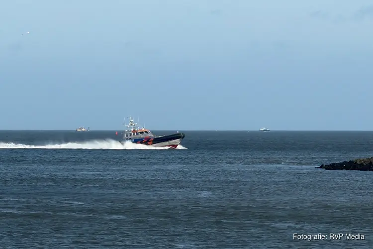 Hulpdiensten uitgerukt nadat twee personen overboord zijn geslagen