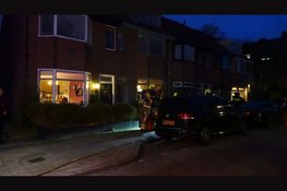 Woningbrand in Den Helder snel onder controle, persoon ademt rook in
