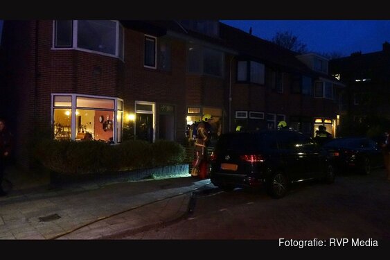 Woningbrand in Den Helder snel onder controle, persoon ademt rook in
