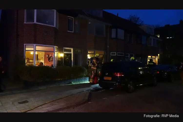 Woningbrand in Den Helder snel onder controle, persoon ademt rook in