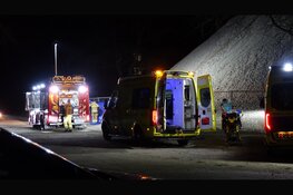 Persoon valt van hoge grindberg in Den Helder en raakt zwaargewond