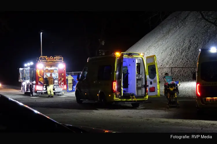 Persoon valt van hoge grindberg in Den Helder en raakt zwaargewond