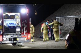 Persoon valt van hoge grindberg in Den Helder en raakt zwaargewond