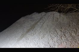 Persoon valt van hoge grindberg in Den Helder en raakt zwaargewond