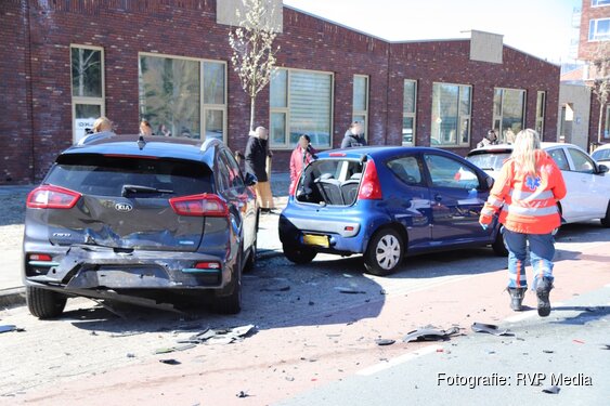Flinke schade na ongeval tussen meerdere voertuigen in Den Helder