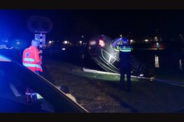 Auto over de kop in Den Helder, één gewonde en één persoon slaat op de vlucht