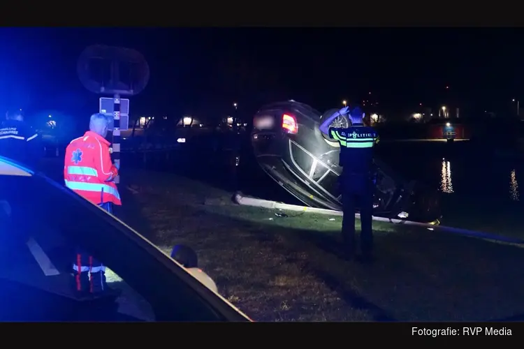 Auto over de kop in Den Helder, één gewonde en één persoon slaat op de vlucht