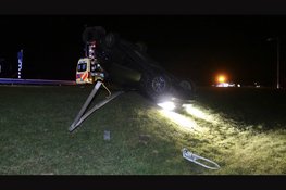 Auto over de kop in Den Helder, één gewonde en één persoon slaat op de vlucht