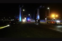 Auto over de kop in Den Helder, één gewonde en één persoon slaat op de vlucht