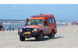 Oudste Nederlandse strandambulance moet vervangen worden: vrijwilligers moeten zelf betalen en zoeken hulp