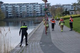 Persoon te water aan de Walvisvaardersweg in Den Helder
