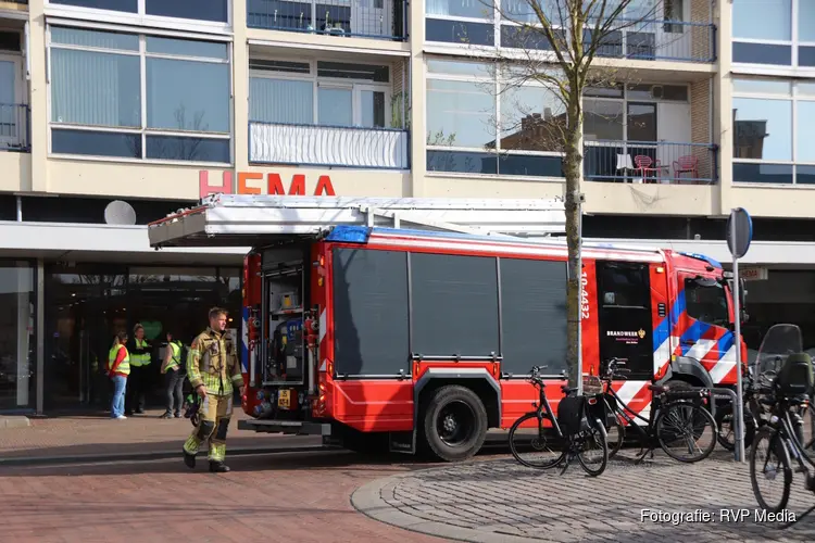 Brandweer rukt uit voor brandgerucht bij HEMA Den Helder