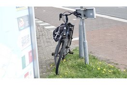 Fietser met hoofdwond naar ziekenhuis na aanrijding in Den Helder