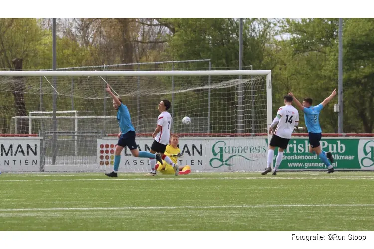 Alcmaria Victrix krijgt pak op de broek van hekkensluiter FC Den Helder