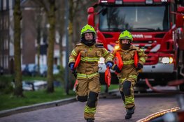 Brandweer oefent tweemaal aan de Kerkgracht in Den Helder, Brandweer personeel in nood