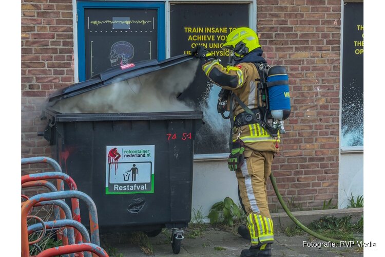 Containerbrand tegen gebouw van jongerencentrum De Toekomst Den Helder