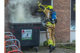 Containerbrand tegen gebouw van jongerencentrum De Toekomst Den Helder