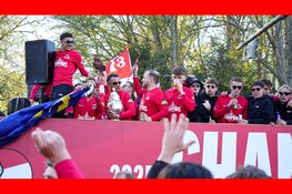 Uitzinnige menigte op de been bij huldiging van bekerwinnaar AZ