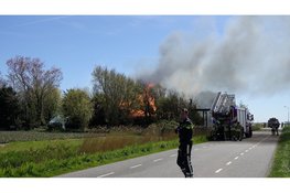 Grote brand in monumentale stolpboerderij na overslag in Callantsoog