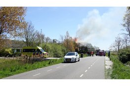 Grote brand in monumentale stolpboerderij na overslag in Callantsoog