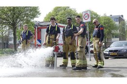 Wat doet de brandweer in de straat? Brandkranenronde in Den Helder trekt veel bekijks