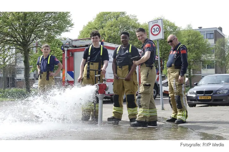 Wat doet de brandweer in de straat? Brandkranenronde in Den Helder trekt veel bekijks