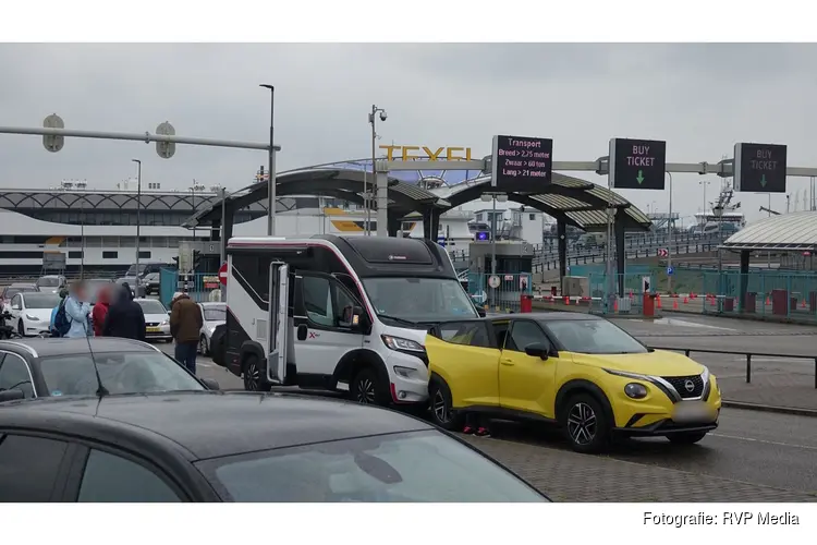 Twee ongevallen tegelijk op de N250 in Den Helder, forse hinder bij de veerboot