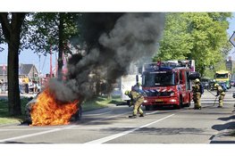 Caravan gered bij autobrand tijdens rijden in Den Helder