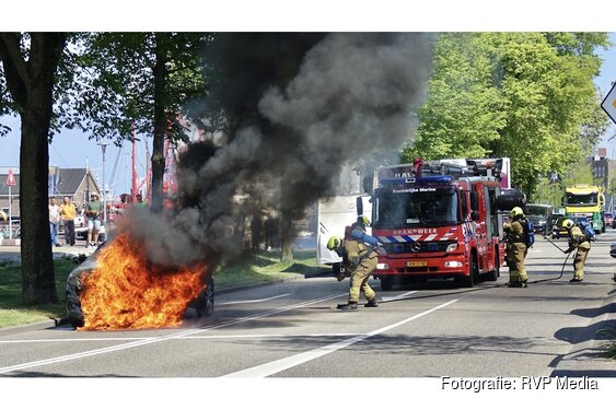 Caravan gered bij autobrand tijdens rijden in Den Helder